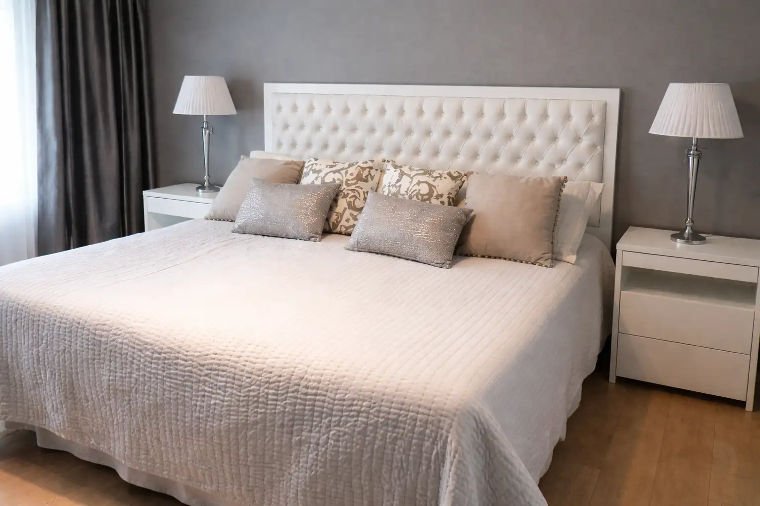 Respaldo de cama capitoné blanco tapizado en cuero
