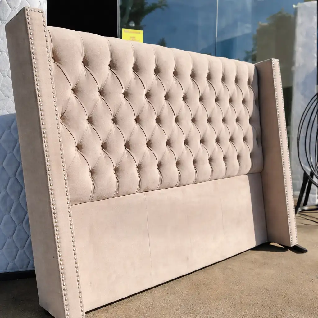 Respaldo de cama capitoné con tachas en tela beige
