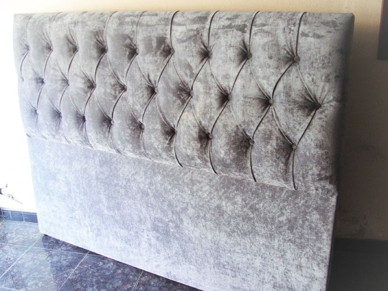 Respaldo de cama capitoné tapizado en terciopelo gris
