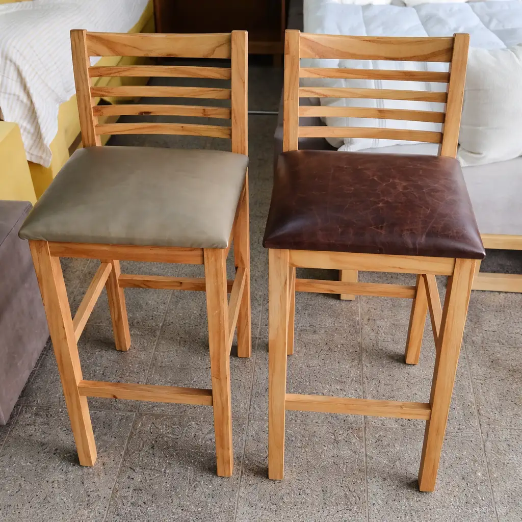 Banquetas altas retapizadas en cuero