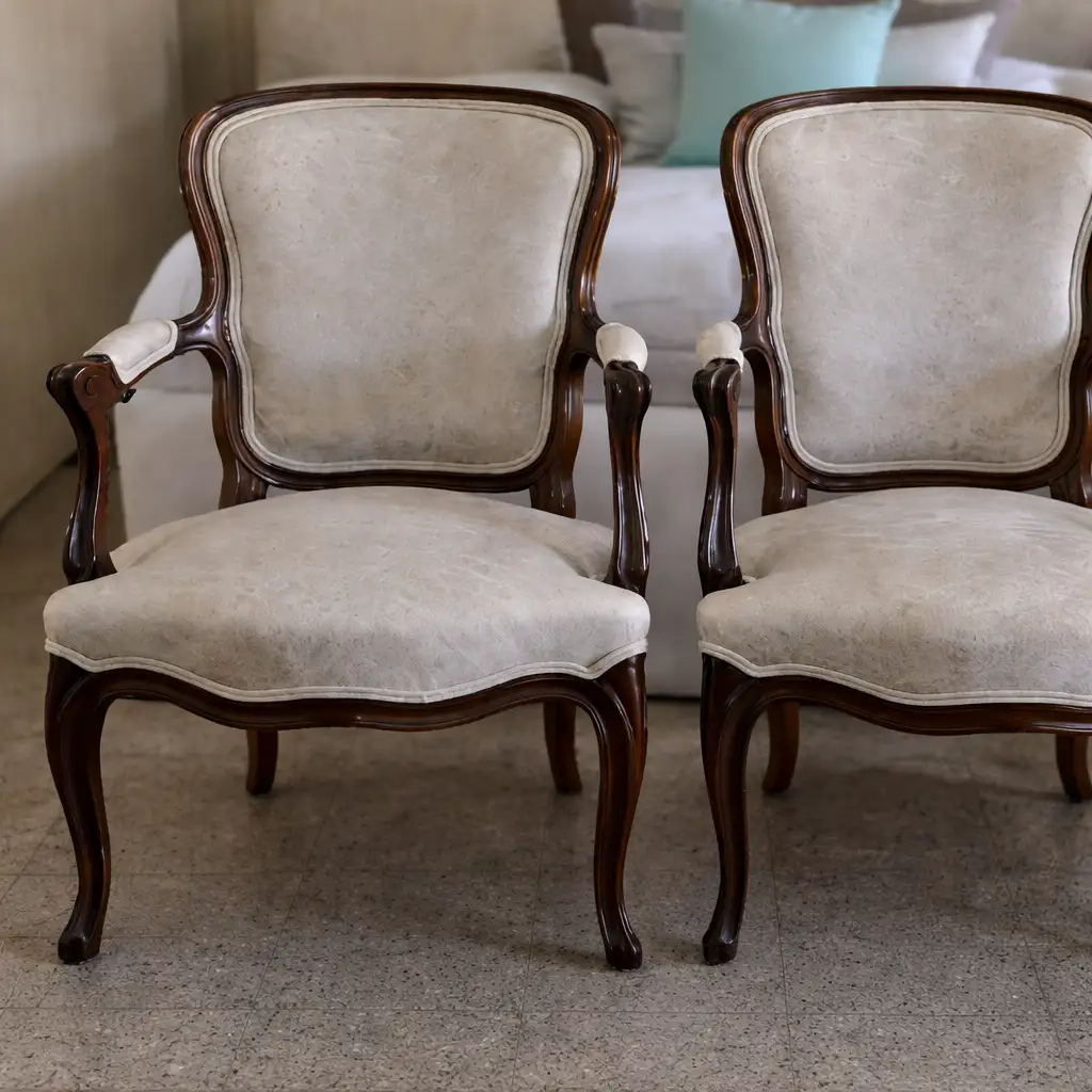 Sillas estilo francés retapizadas en tela beige