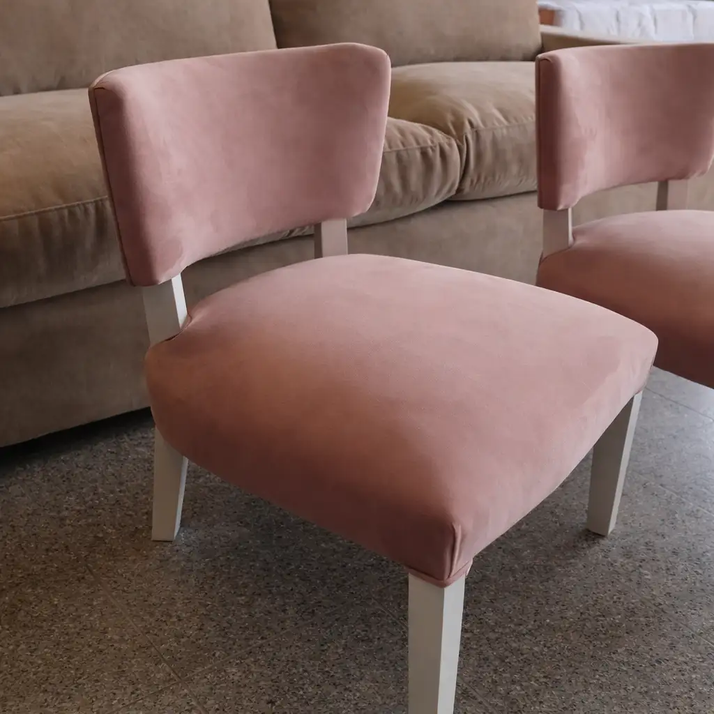 Silla moderna tapizada en tela rosa