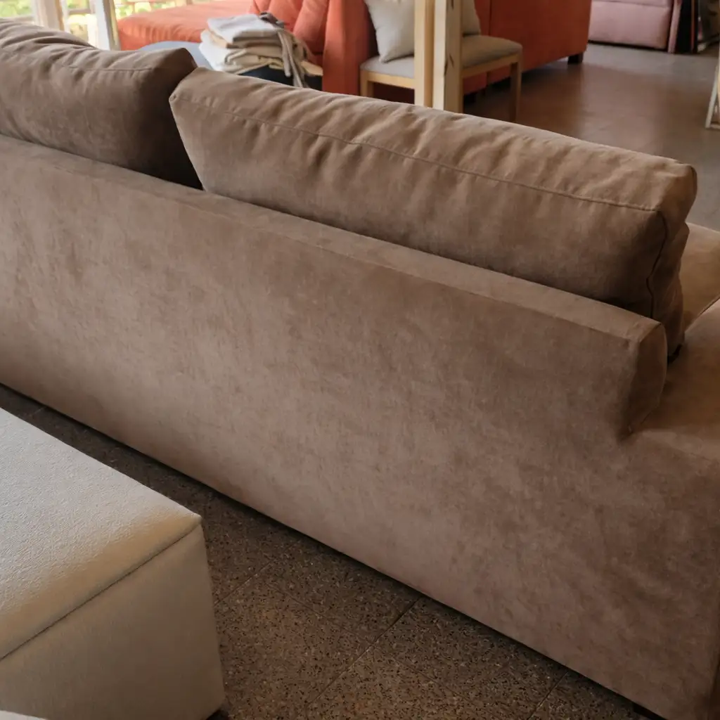 Sillón retapizado en tela beige premium