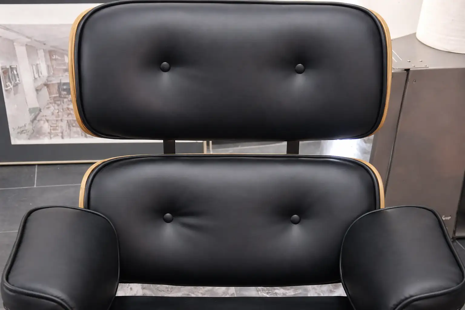 Sillón Eames retapizado en cuero negro