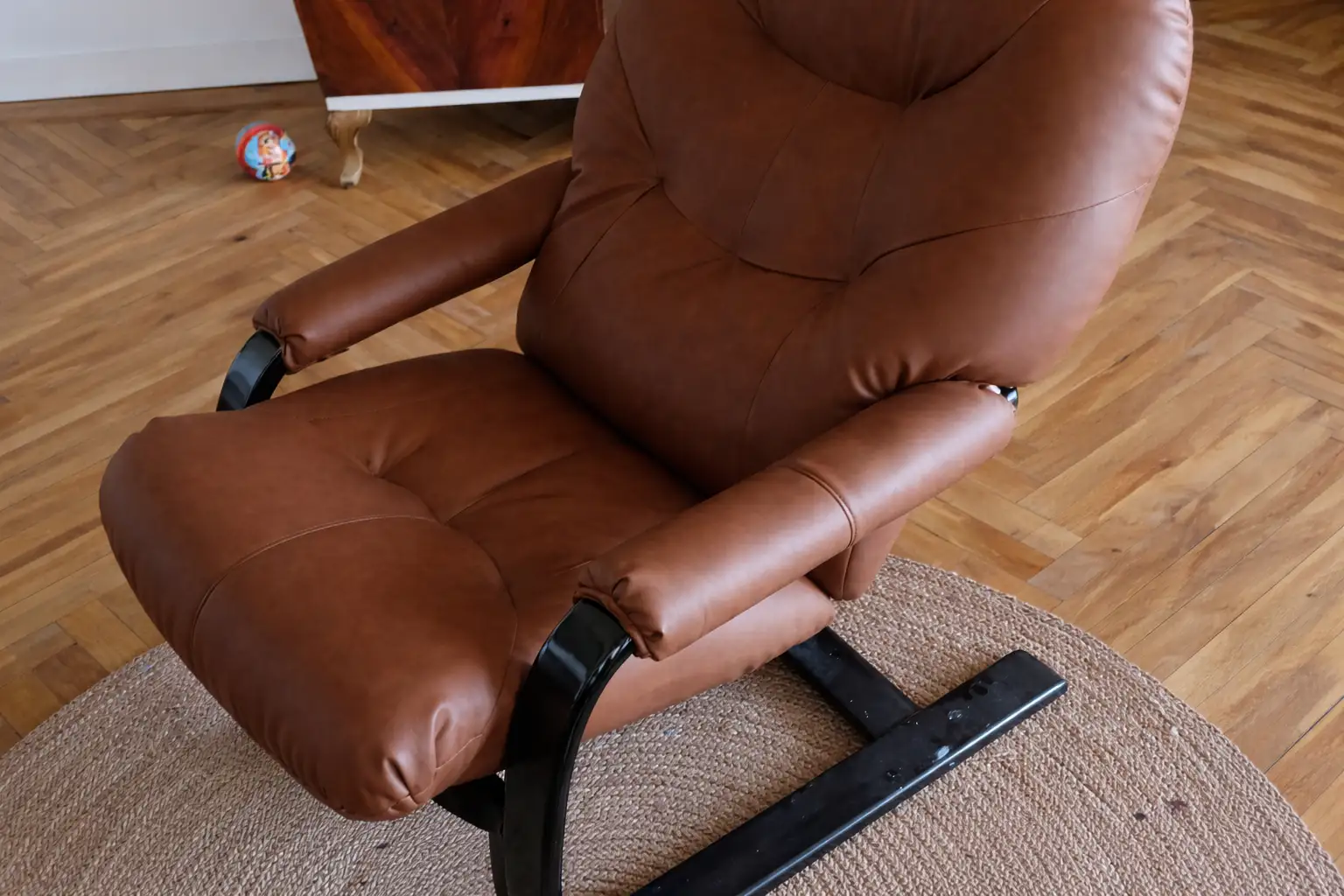 Sillón reclinable retapizado en cuero marrón