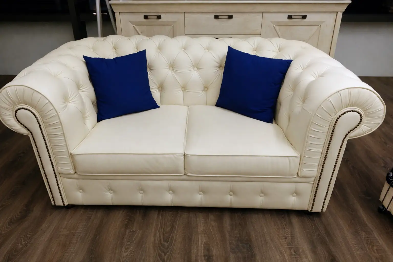 Sillón Chesterfield retapizado en blanco